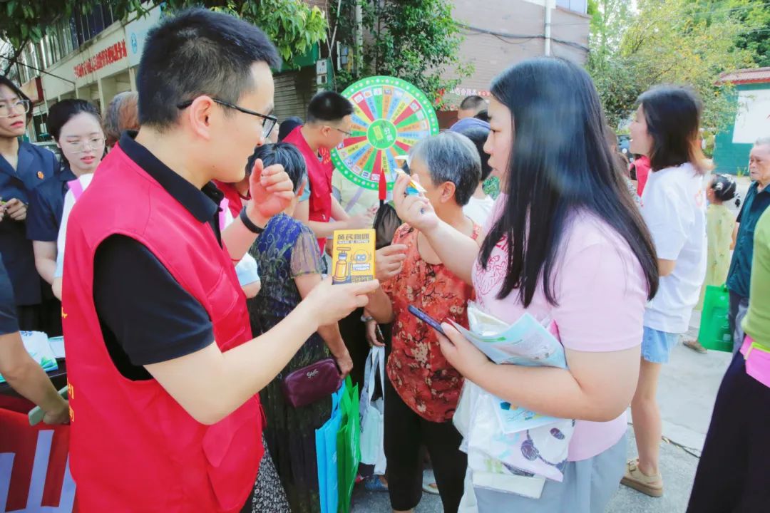 四川海蓉開展“綠水青山就是金山銀山”主題公益活動